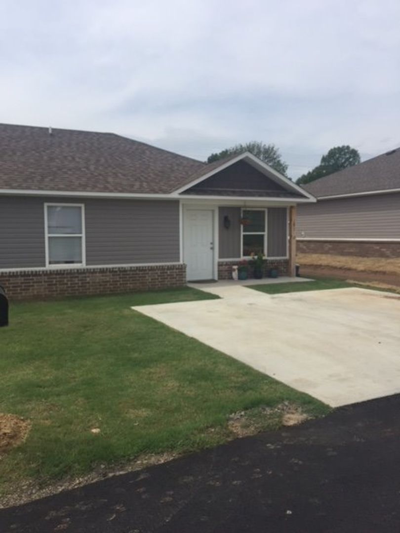 Poteau Apartment: 201 Coggins Street