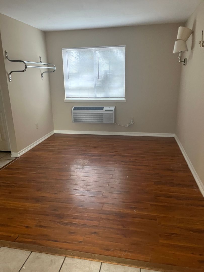 Barling Apartment: 204 Fort Street