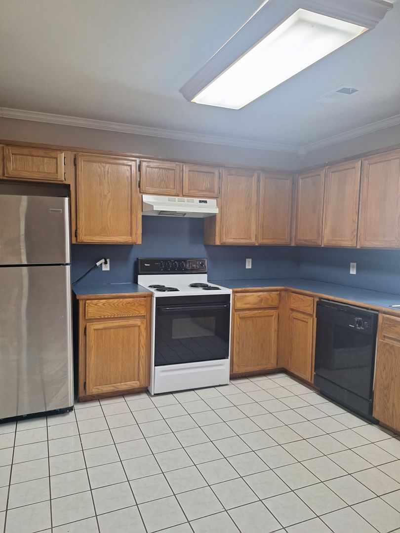 MANSFIELD Apartment: 820 South Main (1-4)      818 South Main Ave (5-8)