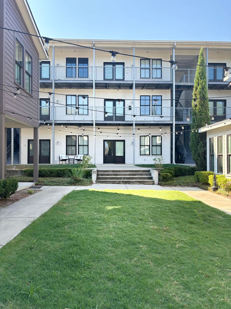 Savannah Apartment: 1716 Habersham St.