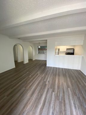 Large 1 Bedroom – photo 1