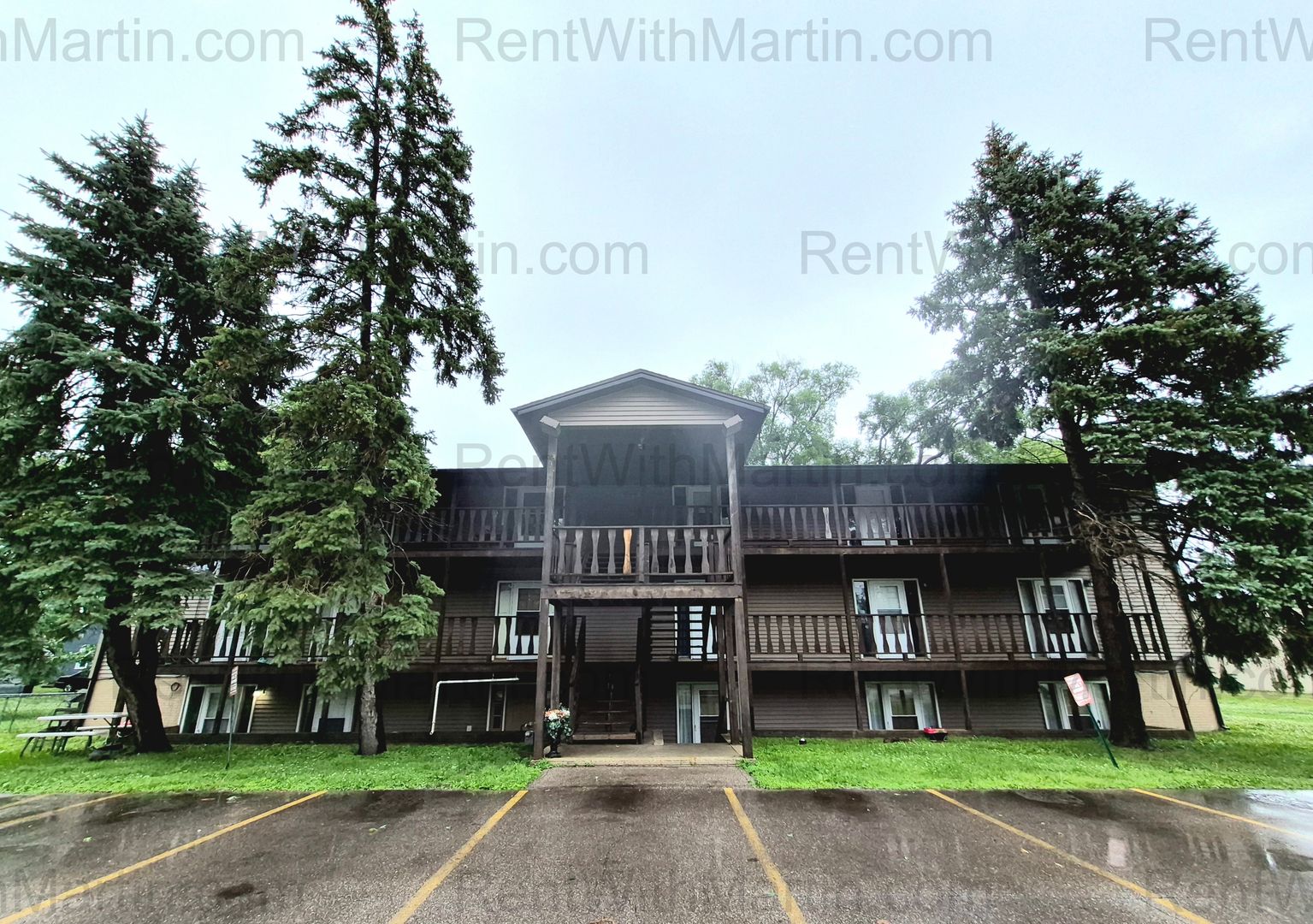 Waterloo Apartment: 1009 Thorndale Ave