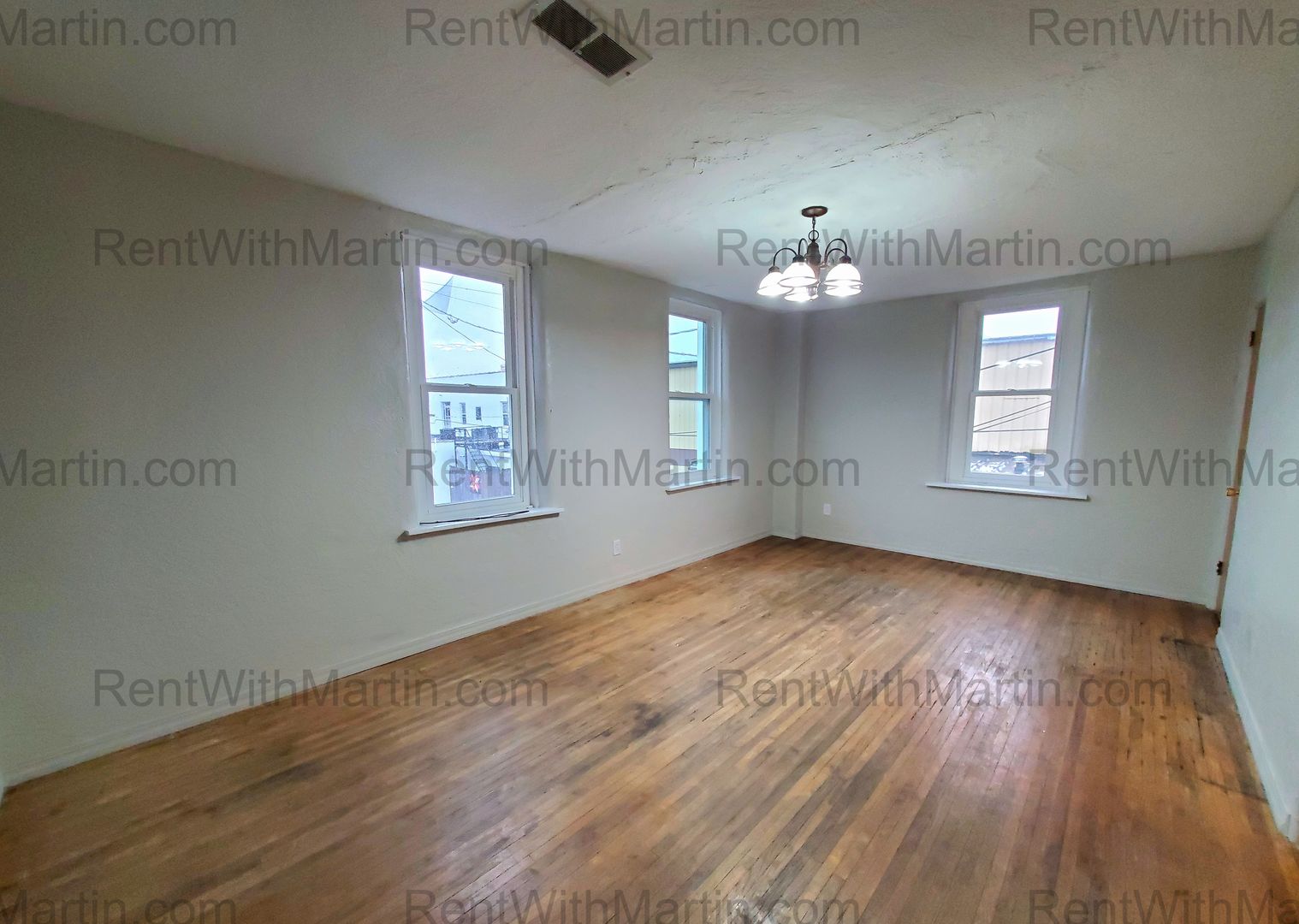 Oelwein Apartment: 9 N Frederick Ave