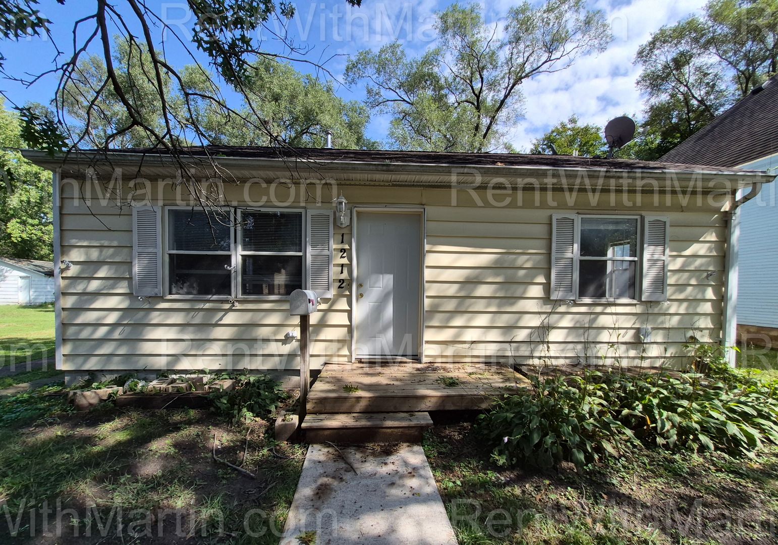 Waterloo House: 1212 Lincoln St