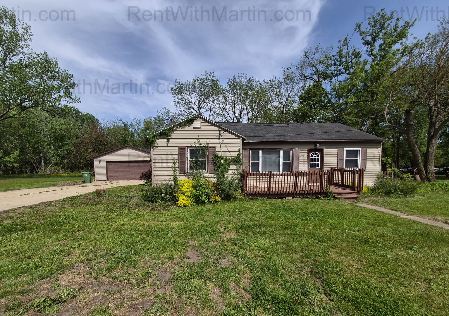 Waterloo House: 2014 Spring View St