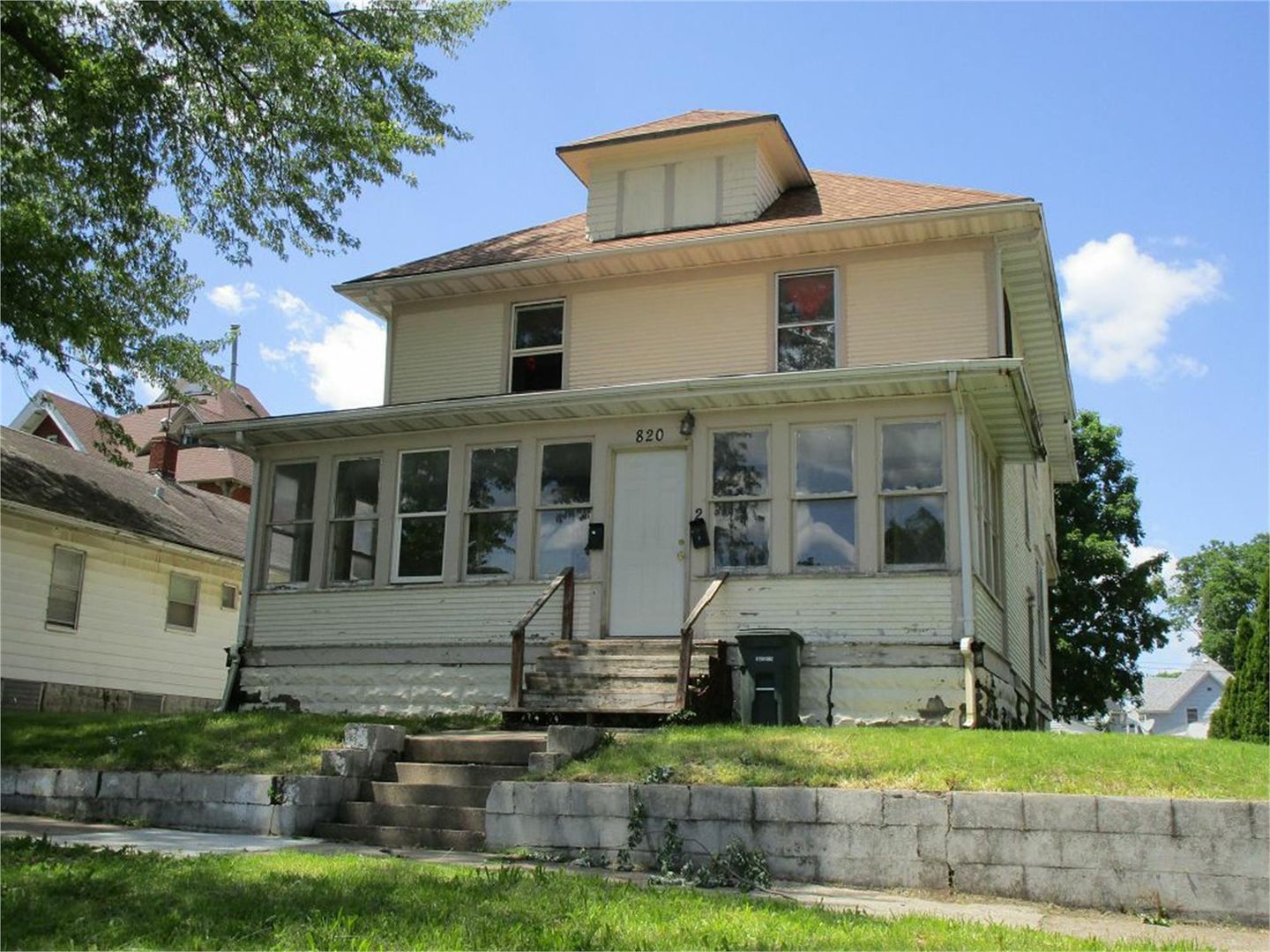 Waterloo Apartment: 820 W 2nd St