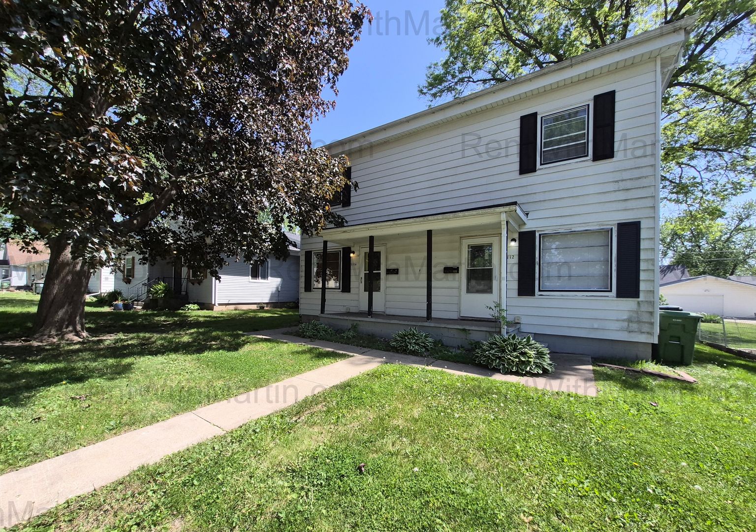 Waterloo Apartment: 1112-1114 Byron Ave
