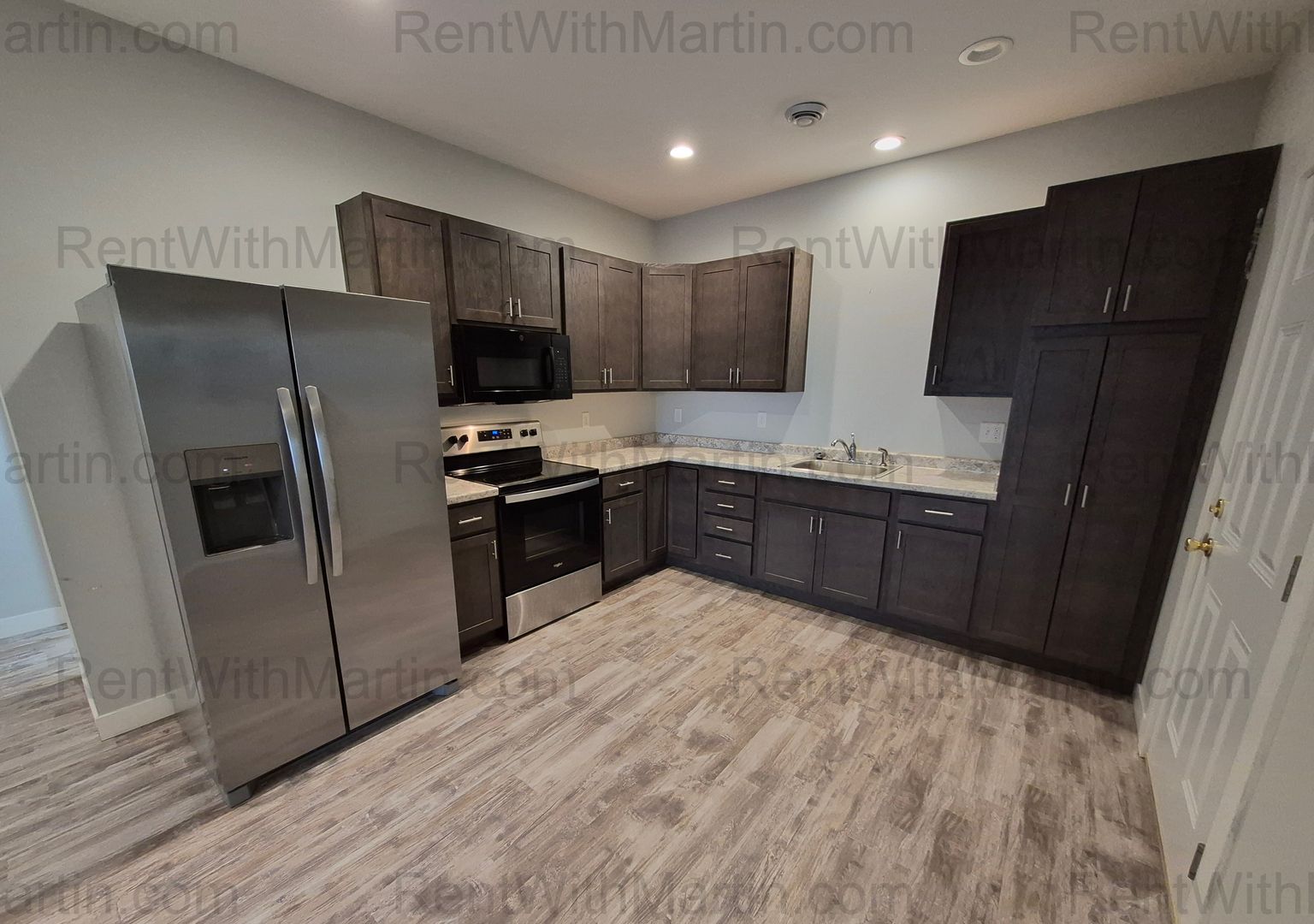 Oelwein Apartment: 18 S Frederick Ave