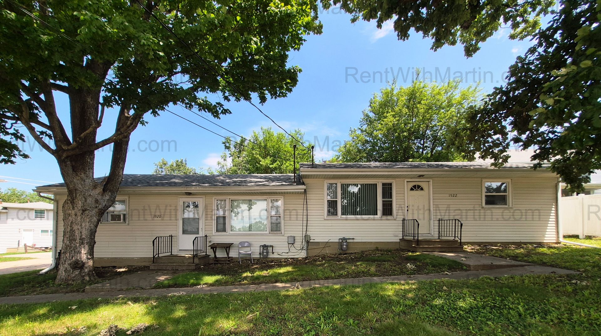 Cedar Falls Apartment: 1920-1922 Waterloo Rd