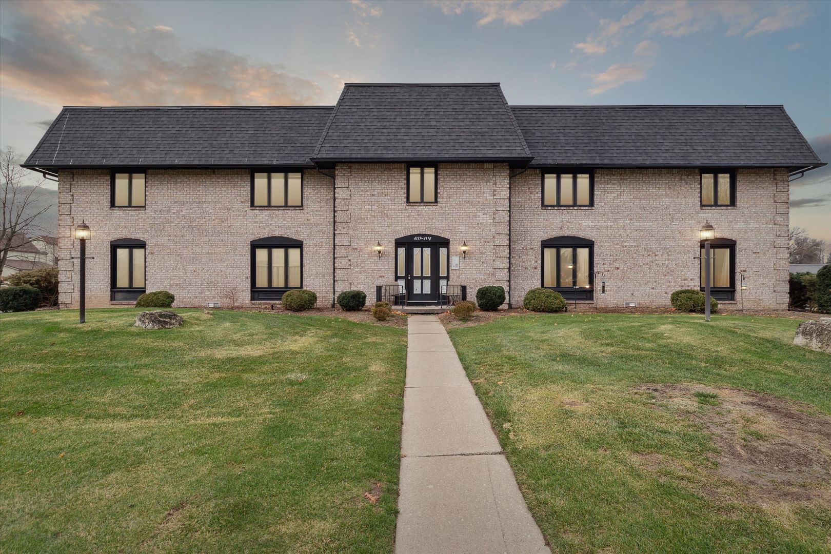 Sylvania Apartment: 4137-4151 Newcastle Dr.