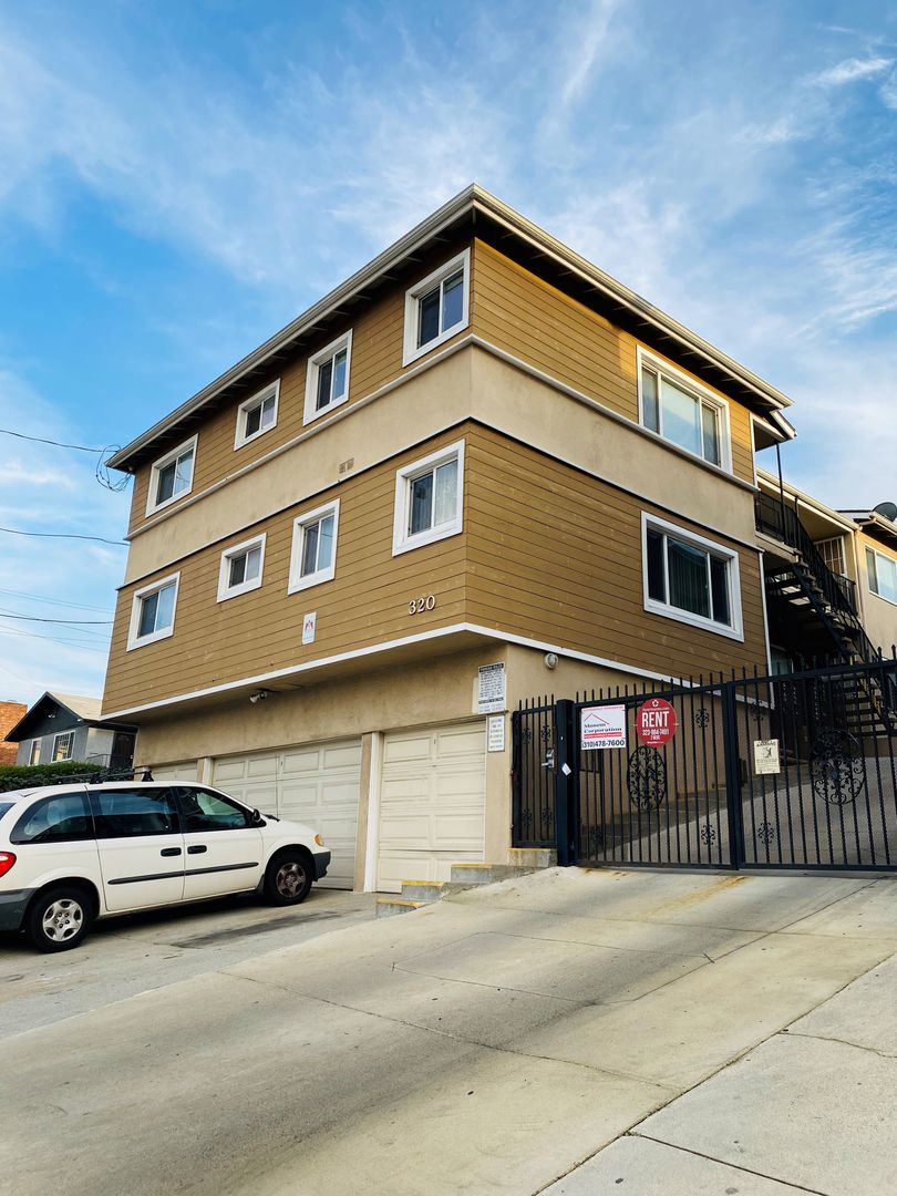 Inglewood Apartment: 320 E Hyde Park