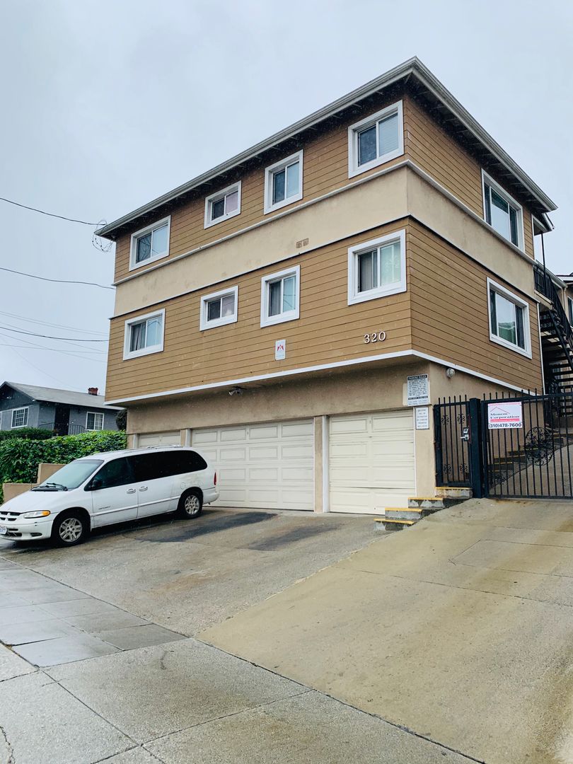 Inglewood Apartment: 320 E Hyde Park