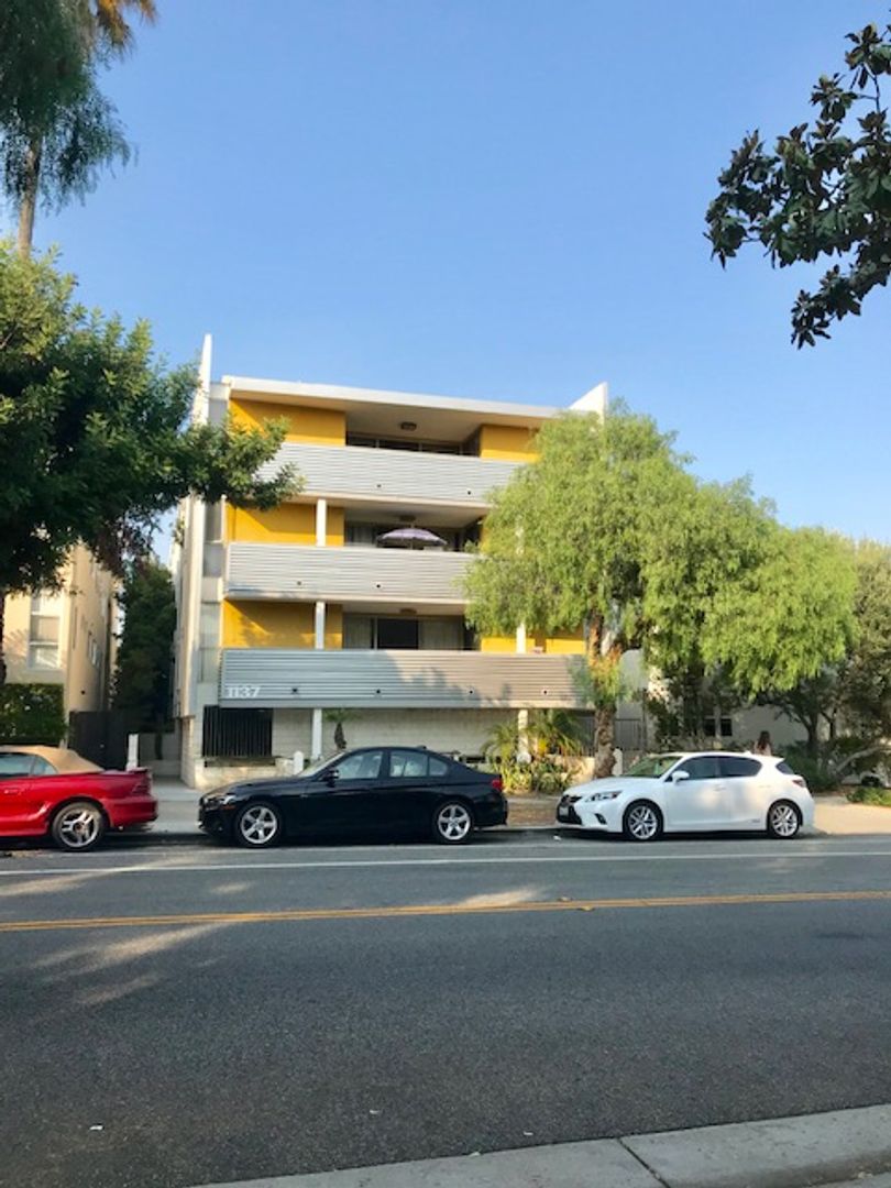 Santa Monica Apartment: 1137 11th Street