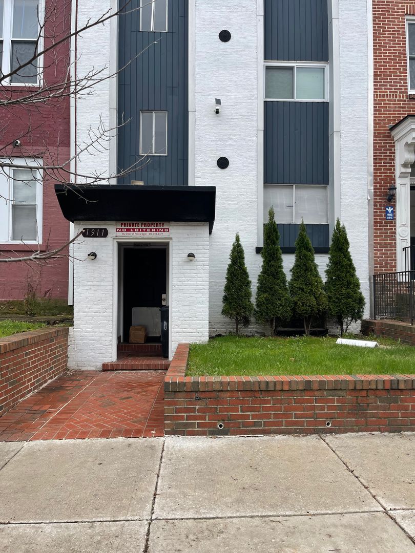 Baltimore Apartment: 1911 W Baltimore St