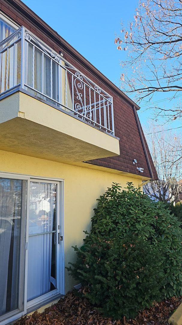 Kingston Apartment: 24 1st Ave