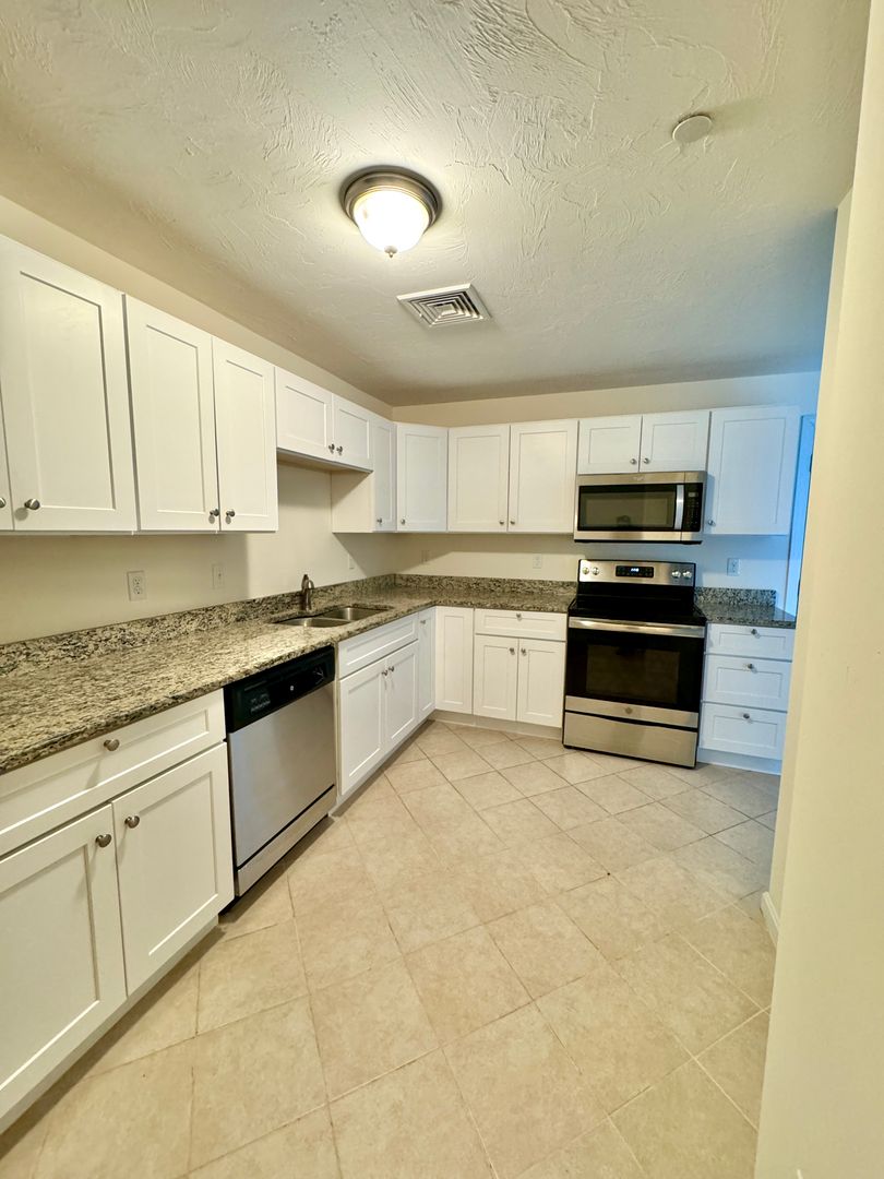 Lunenburg Apartment: 5 Rogers Way