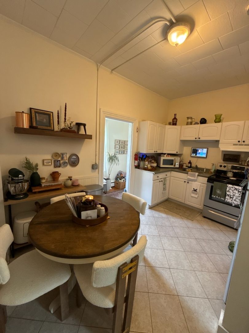 Shirley Apartment: 2 Center Road