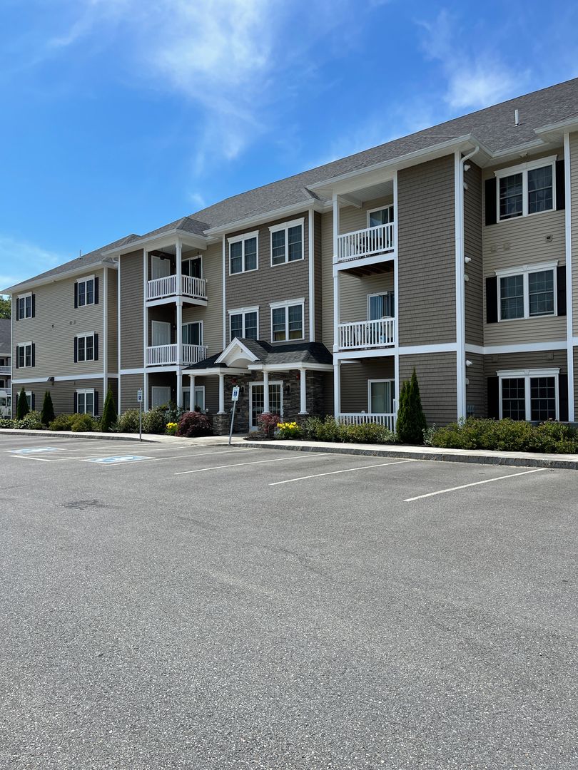 Lunenburg Apartment: 7 Rogers Way