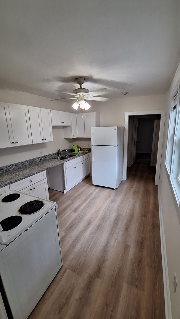 Leominster Apartment: 20 Cottage Street
