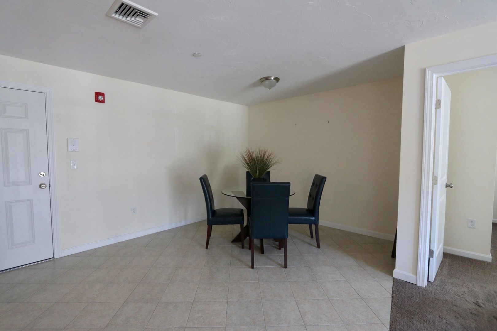Townsend Apartment: 72 Turnpike Road