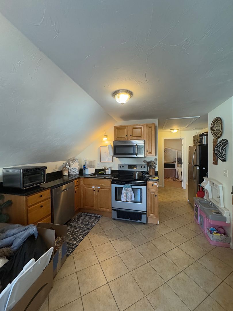 Pepperell Apartment: 13 Cottage Street