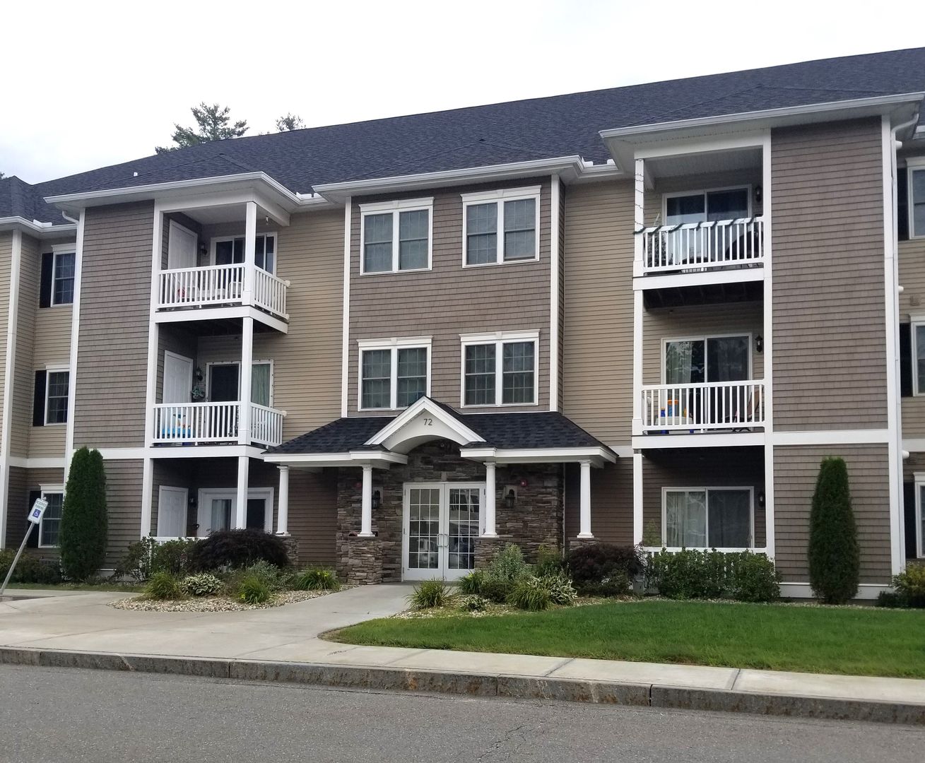 Townsend Apartment: 72 Turnpike Road