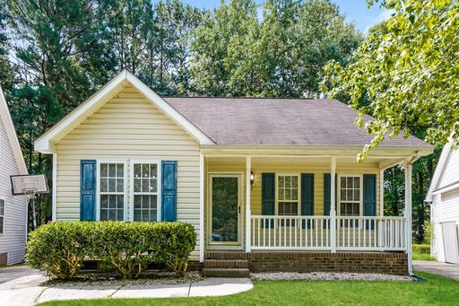 Charming 3-Bedroom, 2 Bathroom Single-Family in Holly Springs, NC – photo 1