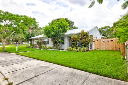 Remodeled & Furnished 2 bedroom, 1 bathroom apartment with over 800 living sqft, washer & dryer included – photo 1