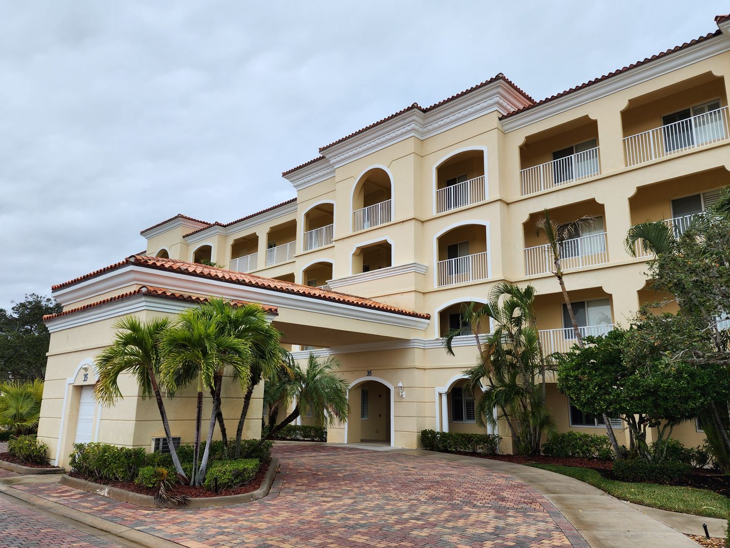 Fort Pierce House: 35 Harbour Isle Drive #104