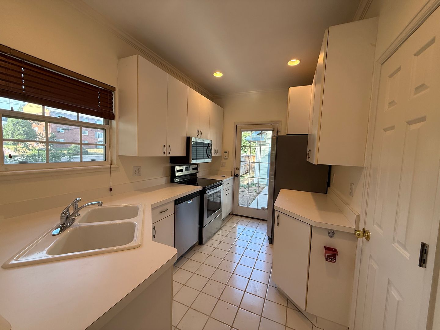 1701 Grove St 7 of 12