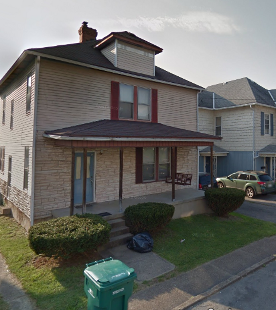 Clarksburg House: 124 Hall St.