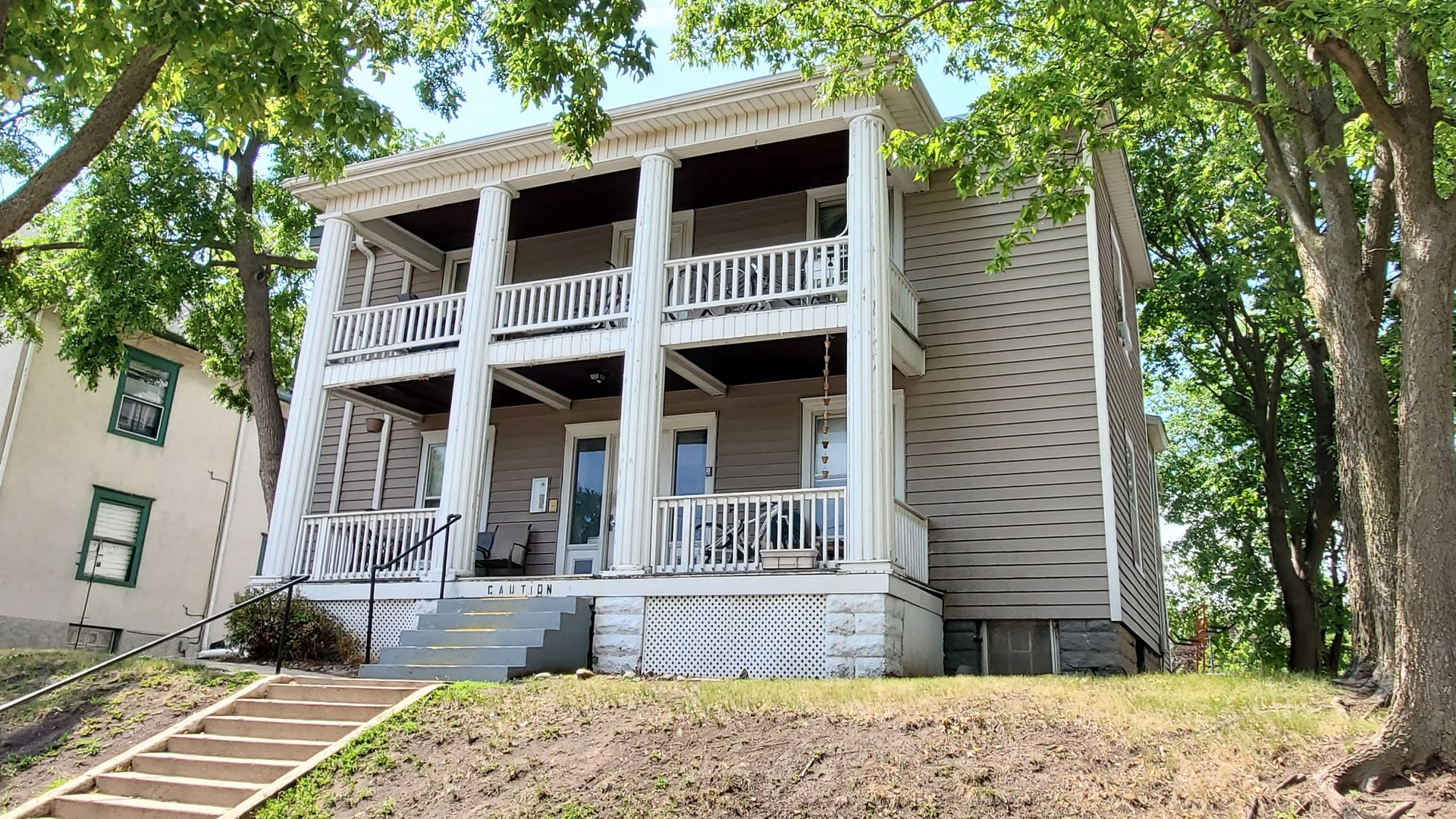 Minneapolis Apartment: 2214 Emerson Avenue South