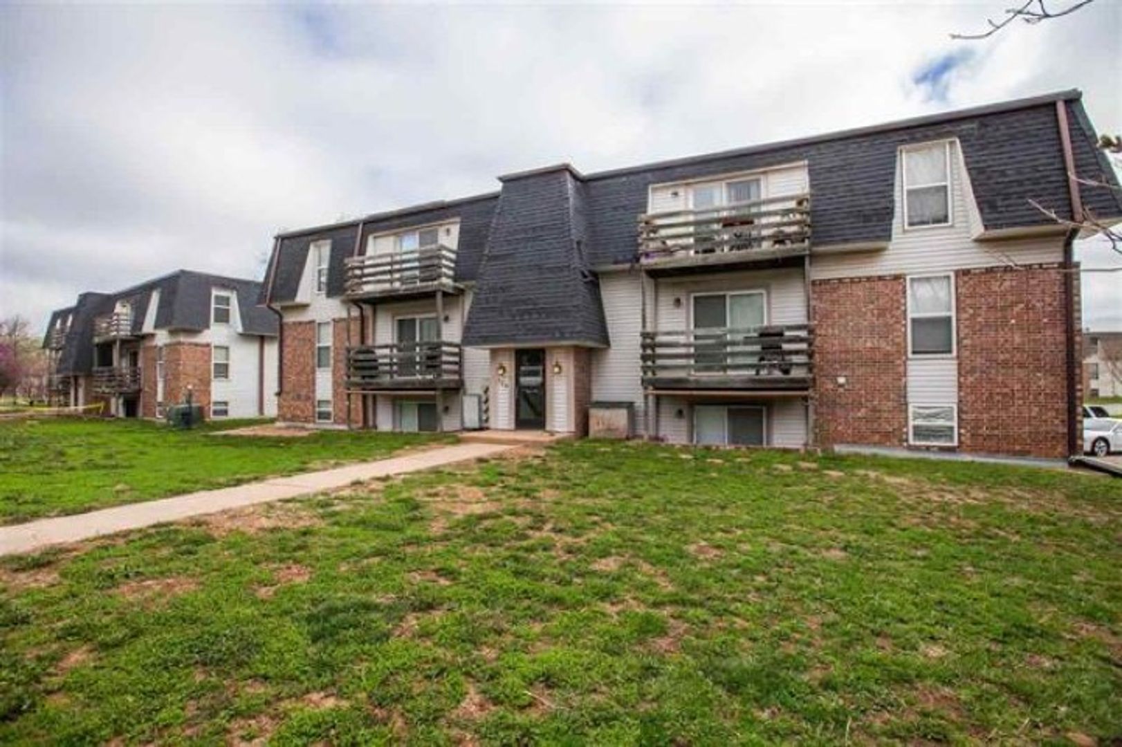 Manhattan House: 709 Dondee Dr Apt 11