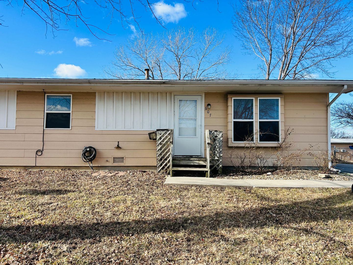 Grandview Plaza House: 607 Sara Street