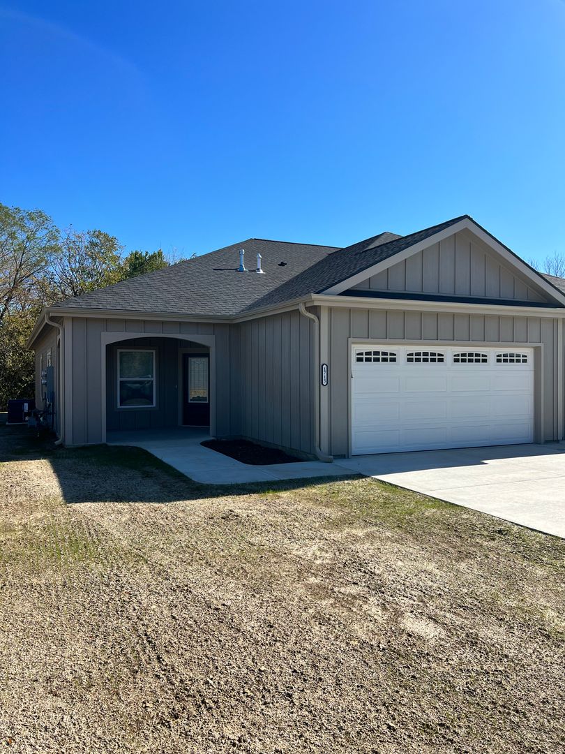 Junction City House: 1715 Kenneth Dr