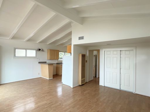 Spacious top floor 3 bedroom, 1 block from beach. 1 front balcony, 1 huge rear patio. Duplex – photo 1