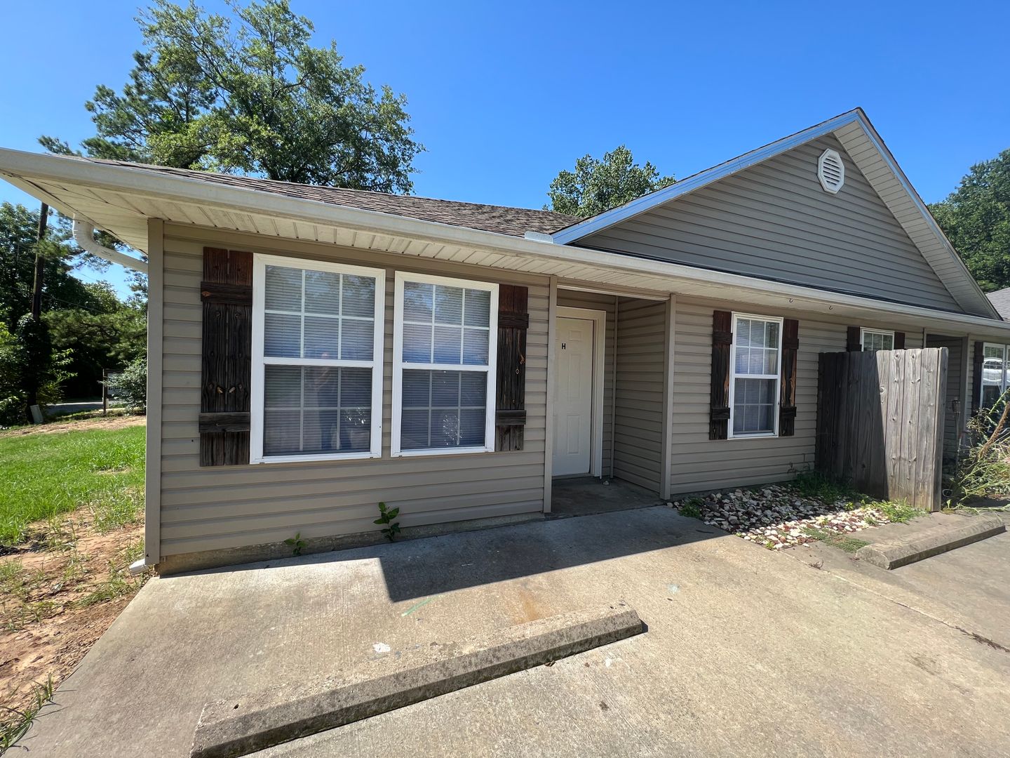 Van buren Apartment: 206 South 26 St