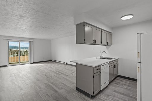 Remodeled 2 bedroom with views from the top floor! – photo 1