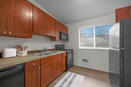 Edmonds 2BR Corner Unit — $1,725/mo + $125 Utilities + ONE MONTH FREE! – photo 1
