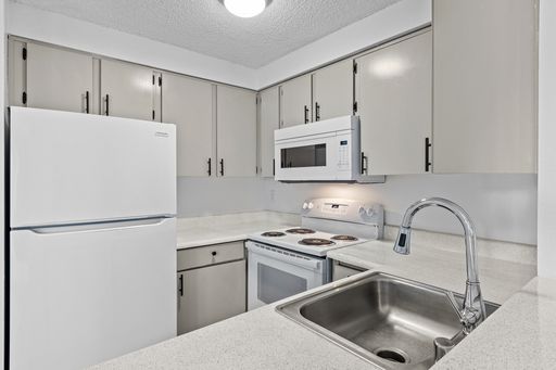 Upstairs 3 bedroom 1.5 bathroom fully remodeled apartment! – photo 1
