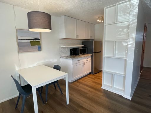 Brand-New Renovated Top-Floor Corner Studio | West Seattle – photo 1