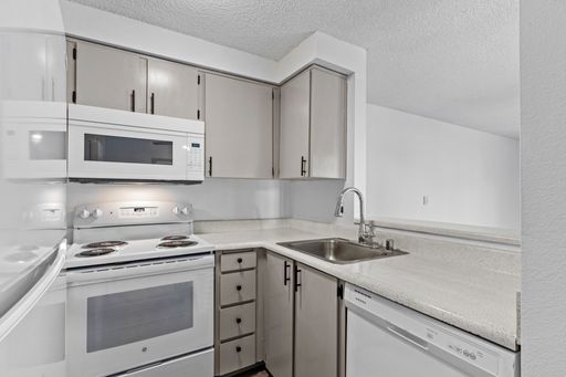 Renovated 2 bedroom apartment available now! – photo 1