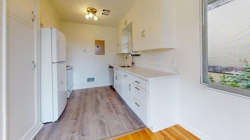 Newly Renovated Top Floor One Bedroom! Madison Park! – photo 1