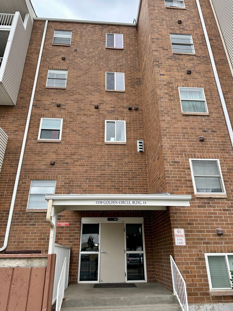 Golden Apartment: 1150 Golden Cir. #211