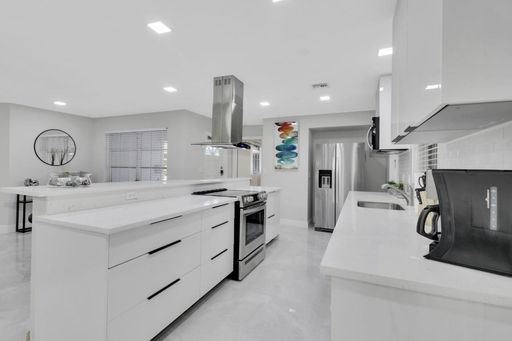 Recently Renovated 2 bdrm/2 bath Apartment! Just a 7 minute walk to the beach – photo 1