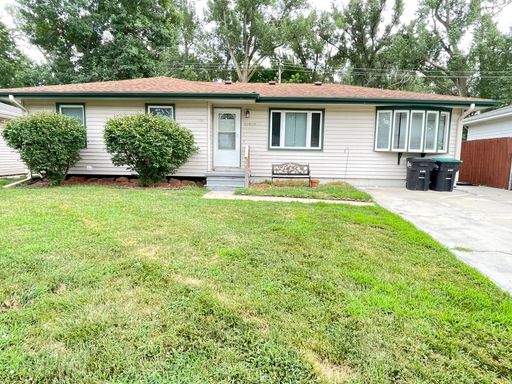 Move-in special offer!!! Huge house - over 2,200 sqft convenient location and private backyard $2095 – photo 1