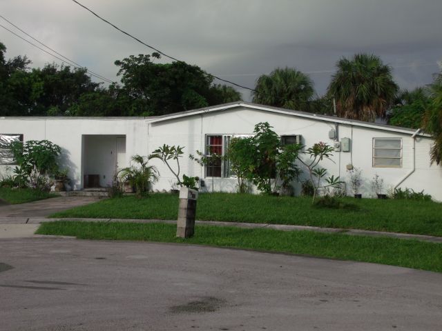 LAUDERHILL House: 3498 NW 4 ST