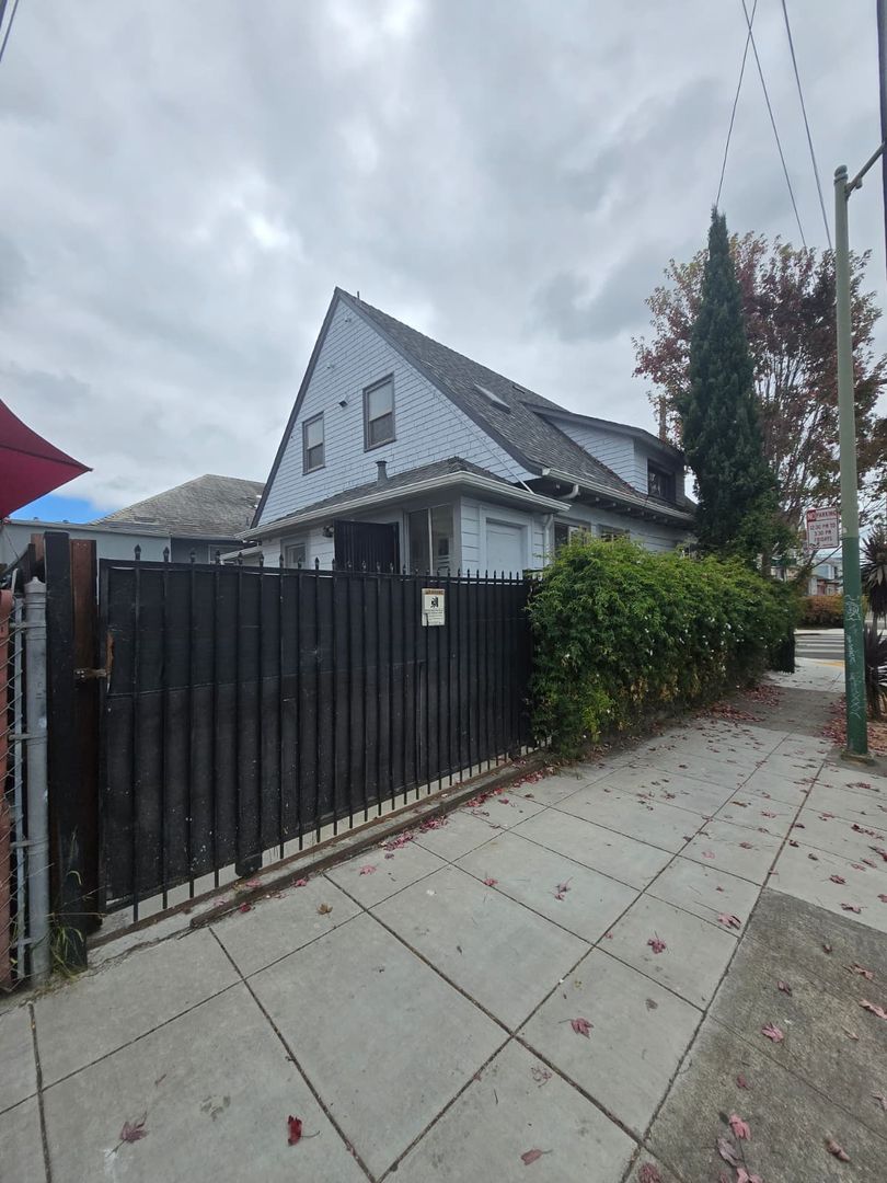 Oakland House: 1302 E 19th St