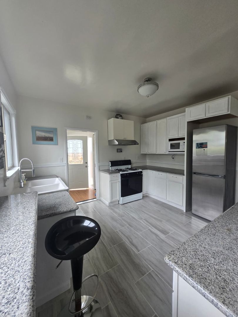 Oakland House: 1302 E 19th St