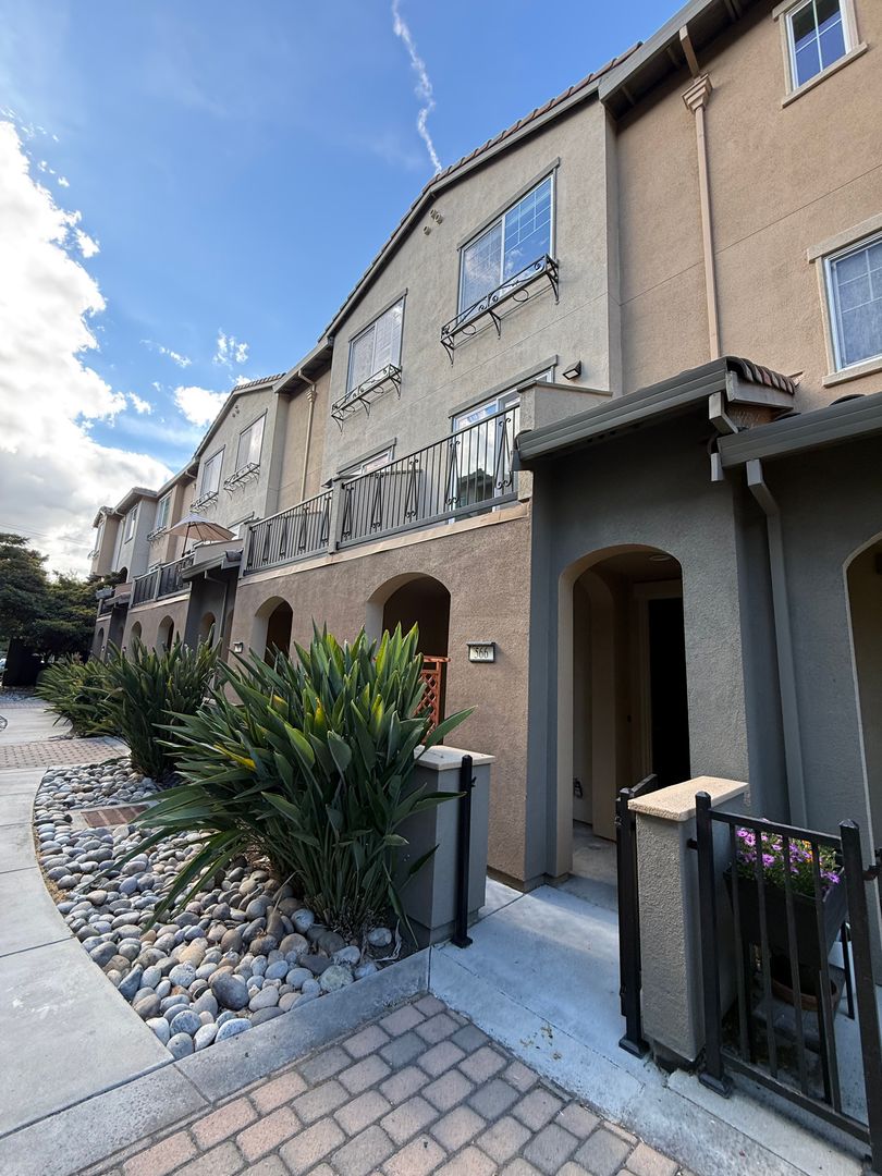 San Jose Townhome: 566 Almaden Walk Loop